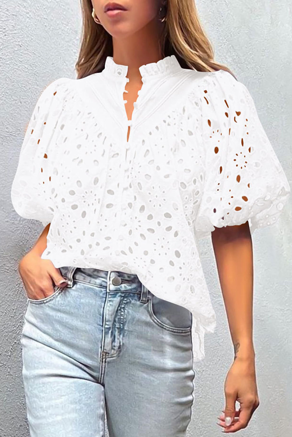 Blusa con mangas abullonadas y bordado de flores blancas