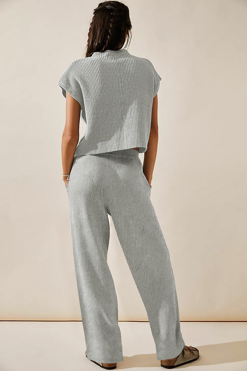 Conjunto de suéter de punto gris con cuello en V y pantalón casual