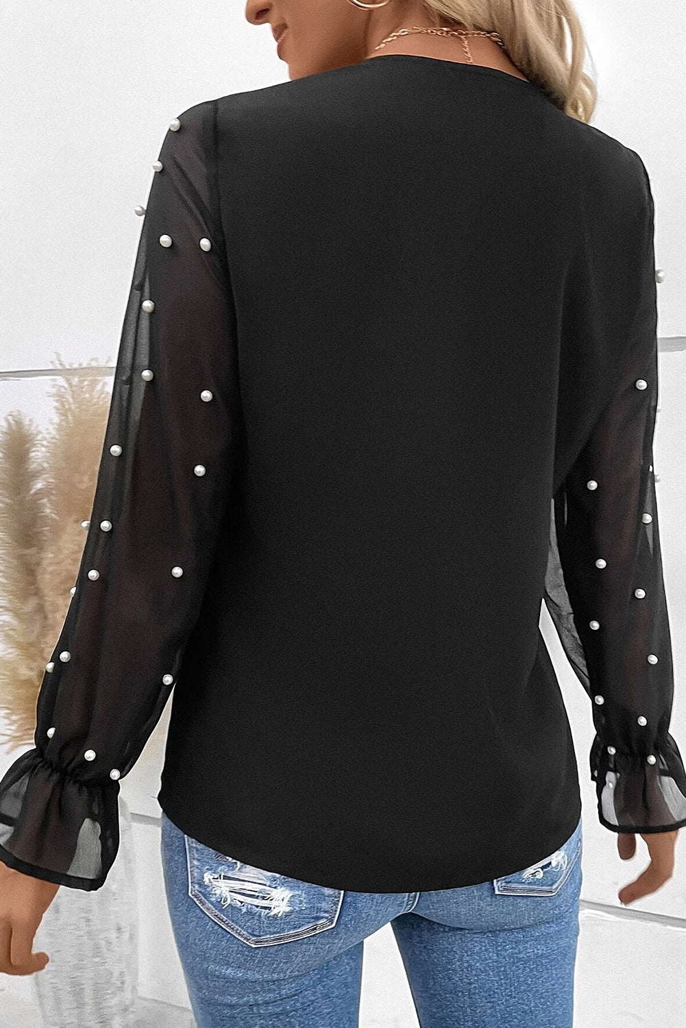 Blusa con cuello en V y mangas con volantes de malla de perlas negras