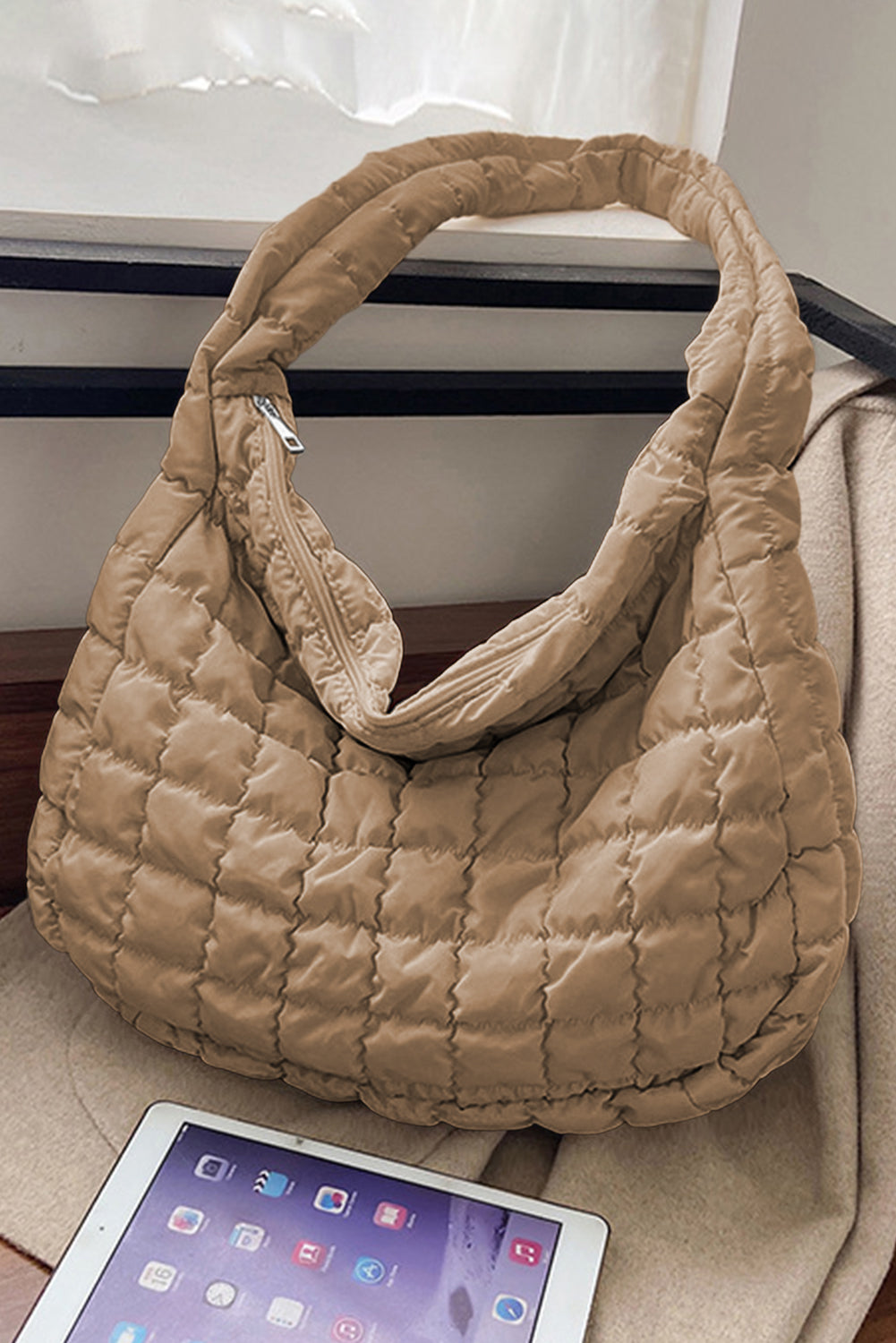 Bolso de hombro grande con cremallera acolchada en beige francés claro