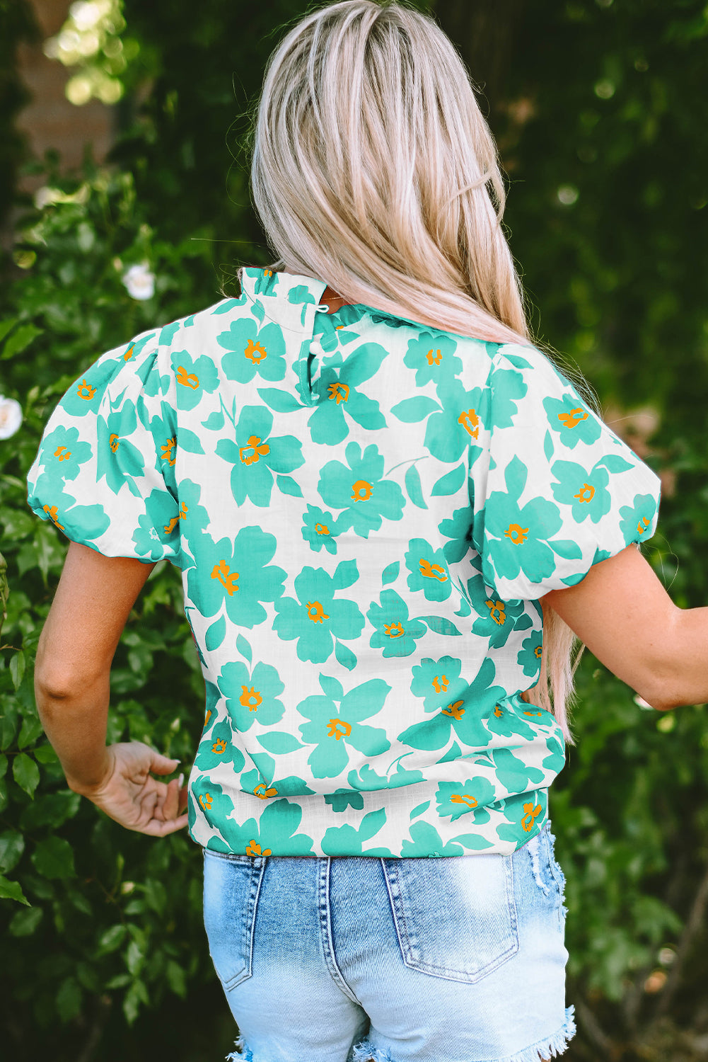 Blusa con escote con volantes y mangas abullonadas florales verdes