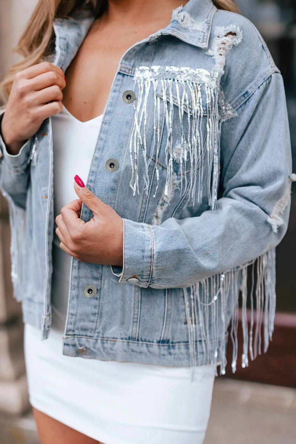 Chaqueta vaquera desgastada con flecos y adornos de lentejuelas azul cielo