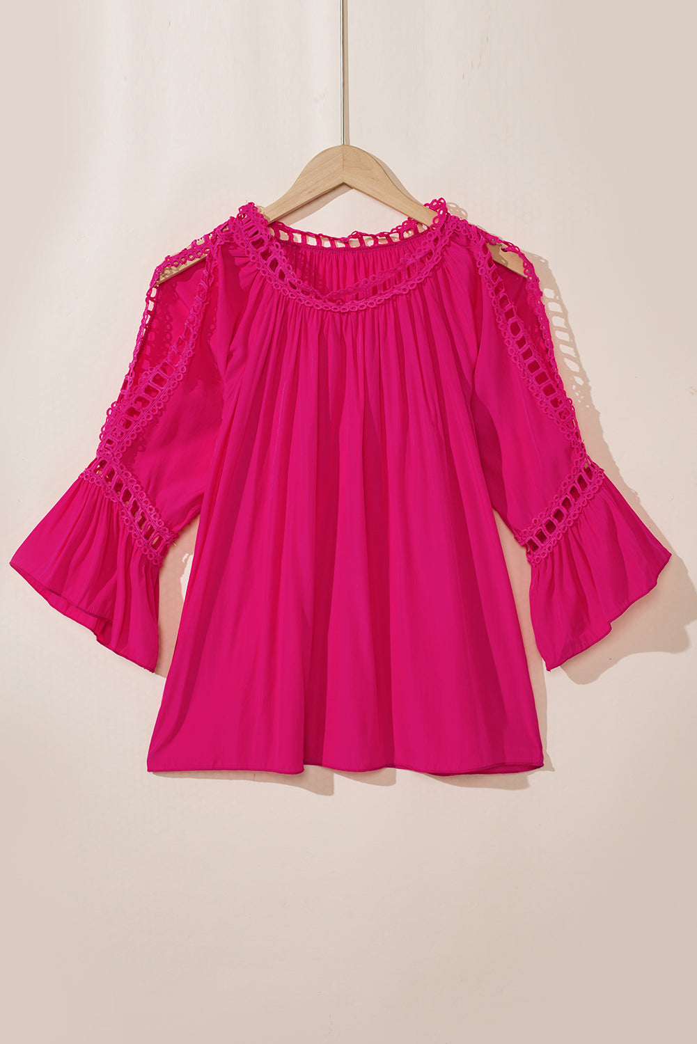 Blusa con volantes y mangas de pulsera con abertura de croché de encaje rosa