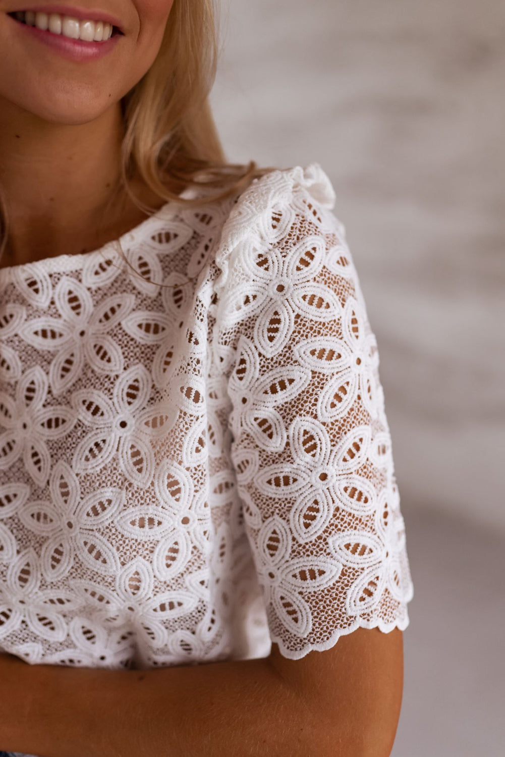 Blusa ahuecada con bordado de flores elegante blanca