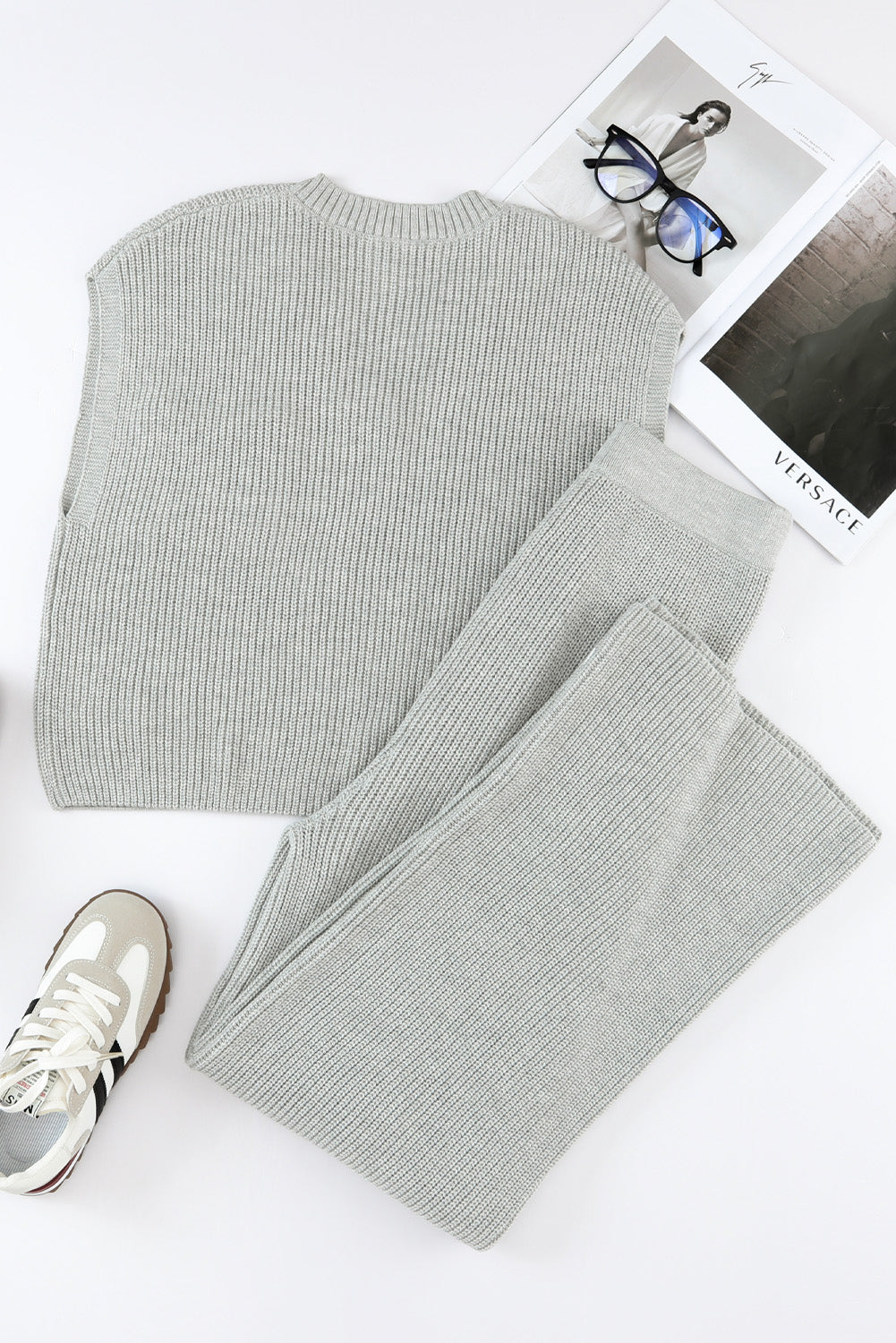 Conjunto de suéter de punto gris con cuello en V y pantalón casual