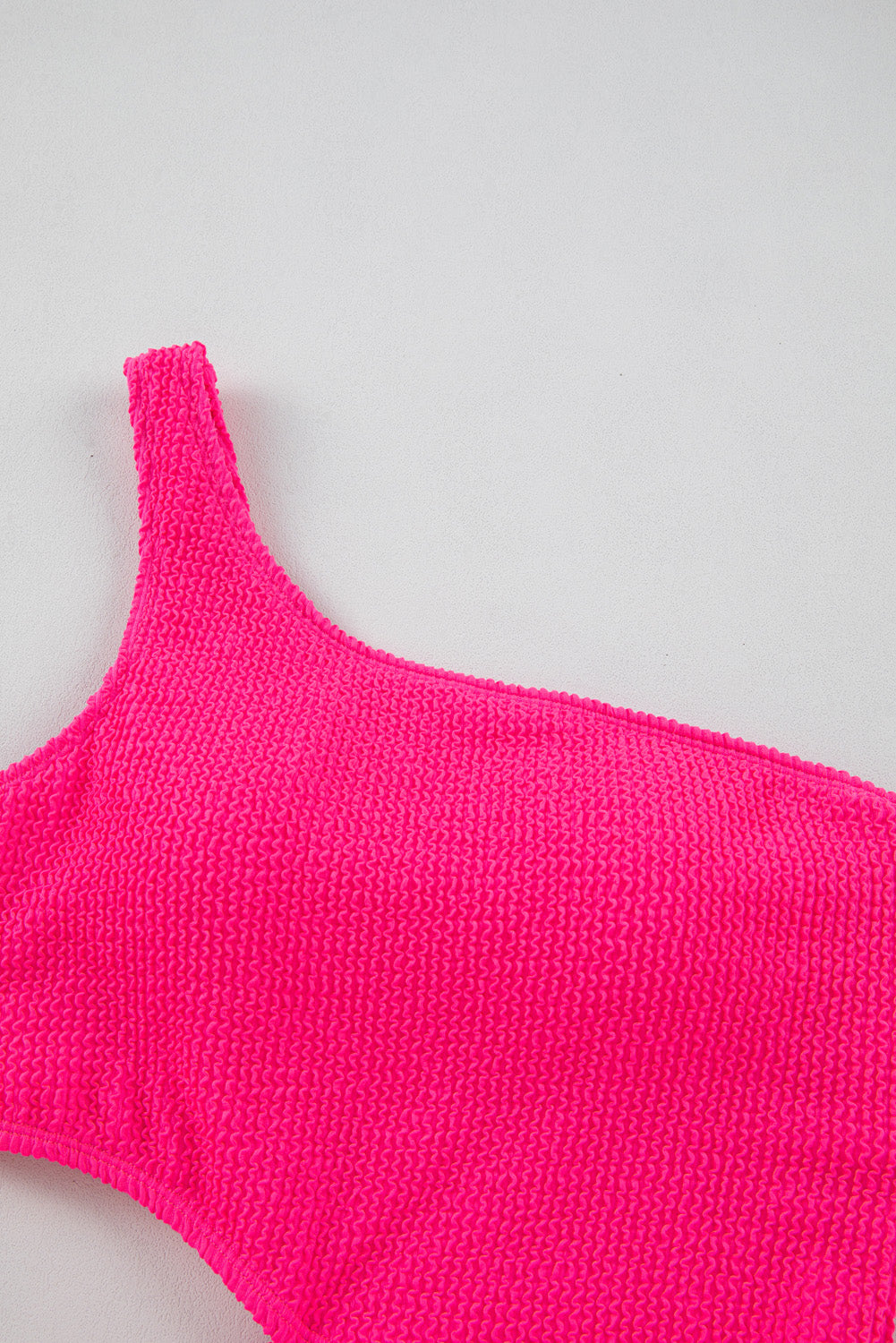 Monokini de un hombro con corte texturizado liso rosa brillante