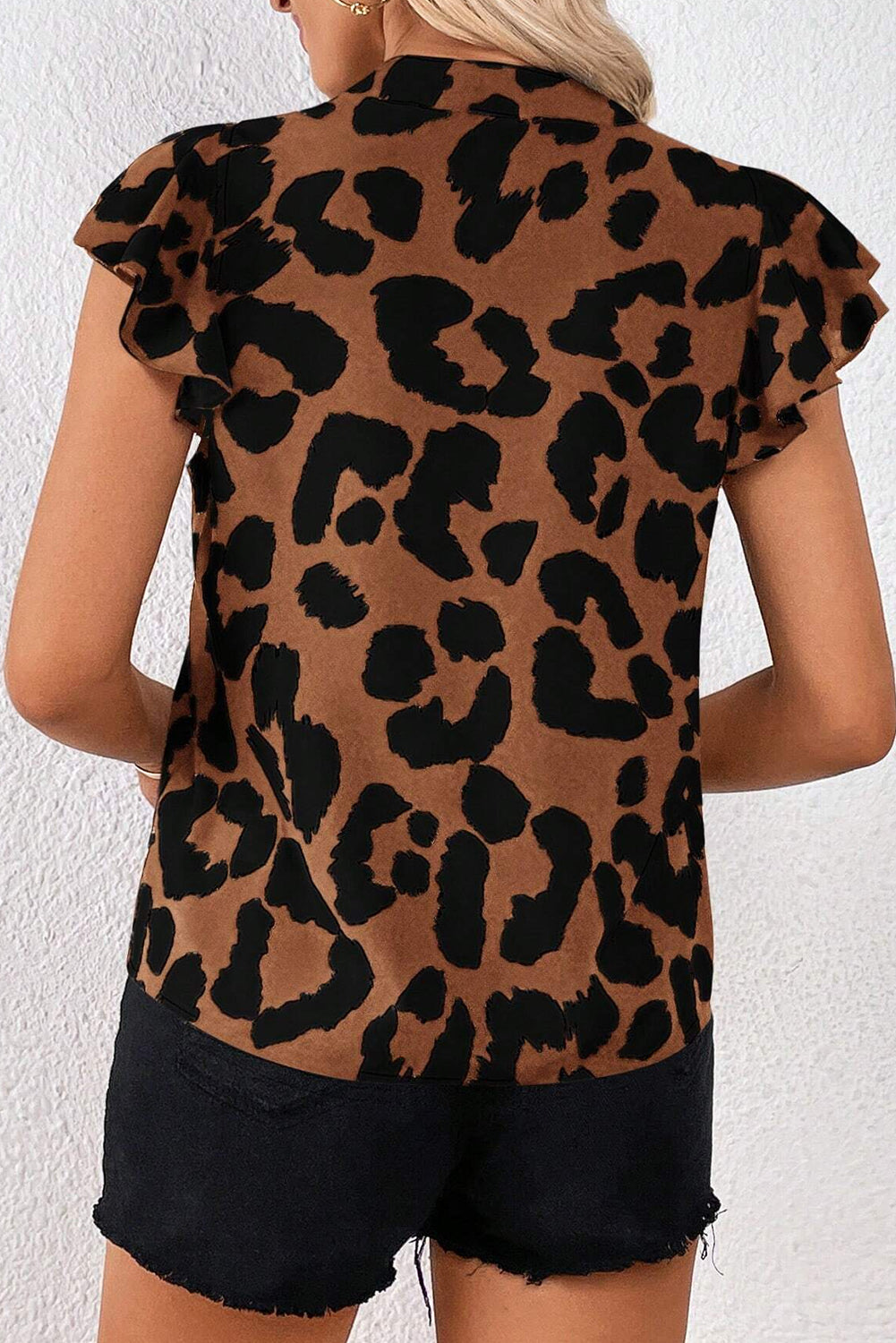 Blusa con cuello dividido y mangas acampanadas con volantes de leopardo marrón