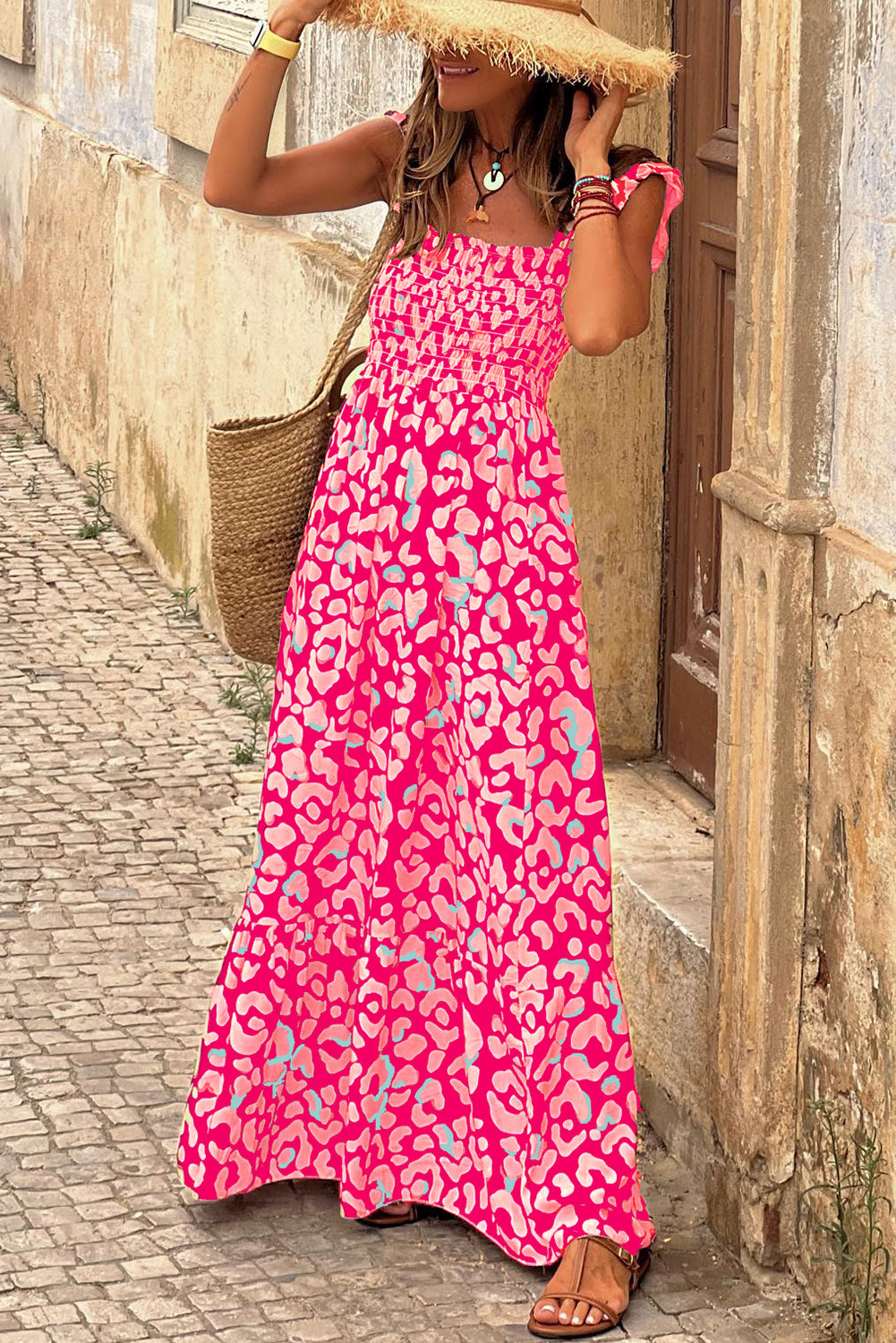 Vestido largo con cintura alta y tirantes con volantes de leopardo rosa