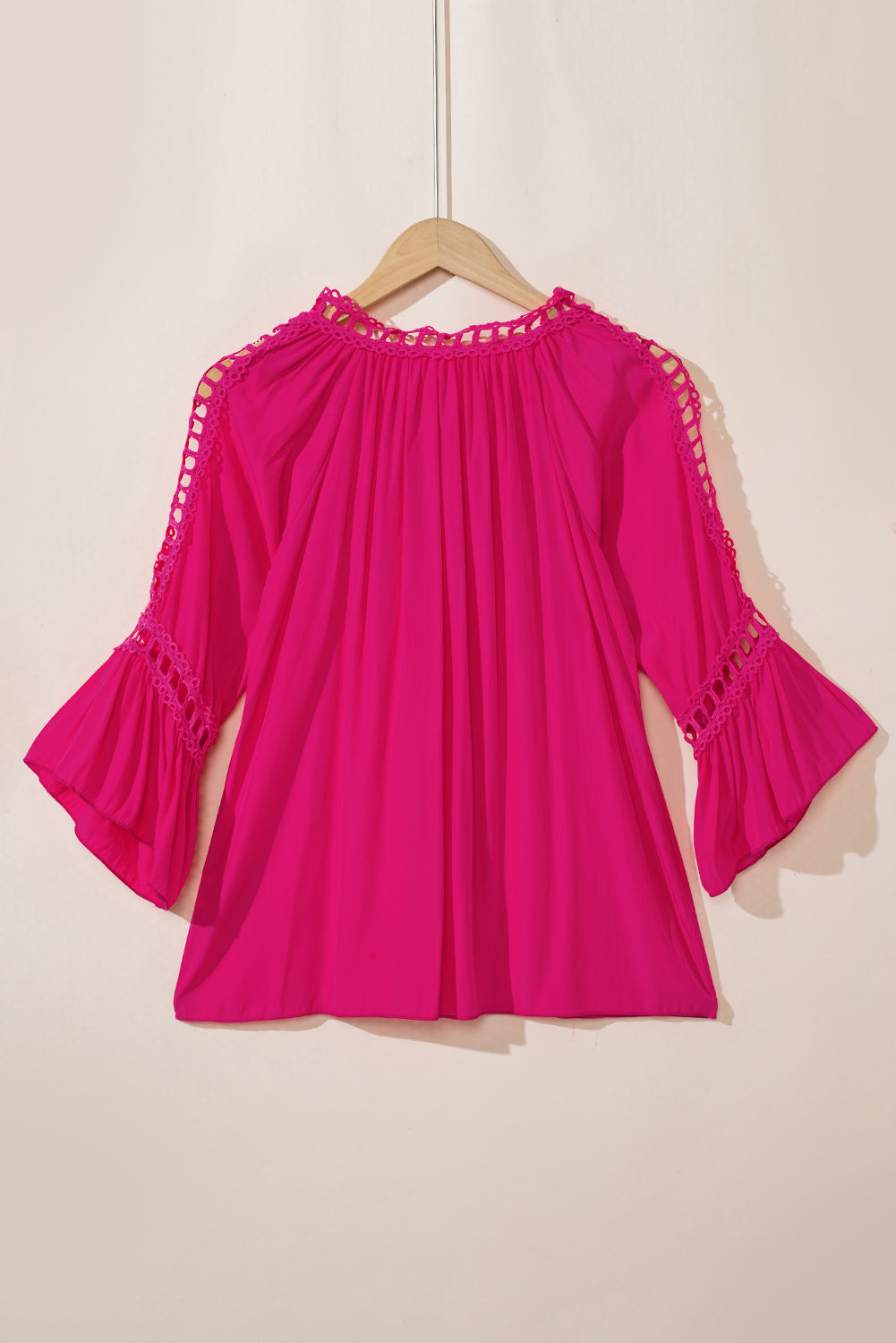 Blusa con volantes y mangas de pulsera con abertura de croché de encaje rosa