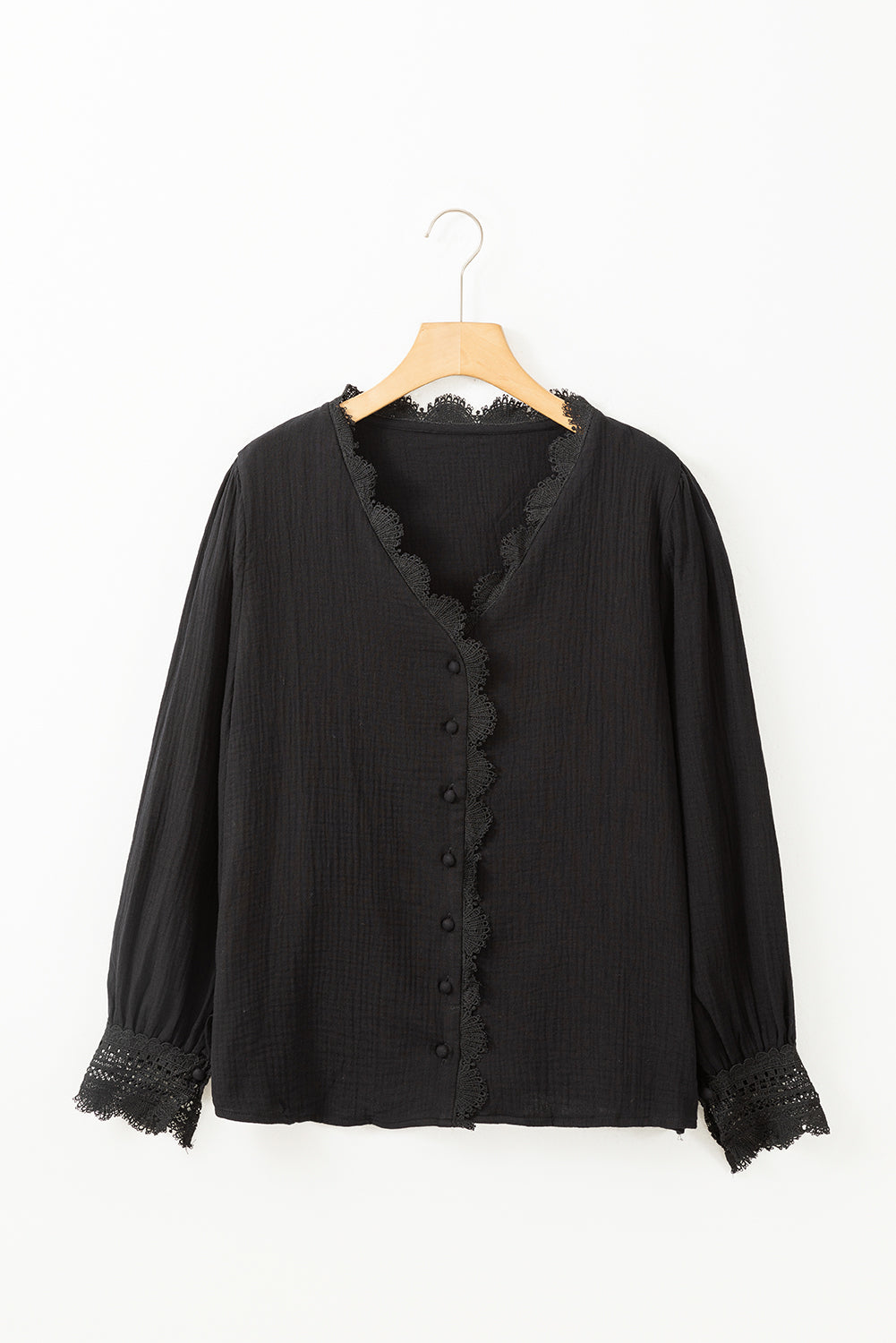 Blusa texturizada con cuello en V profundo y ribete de crochet de encaje negro