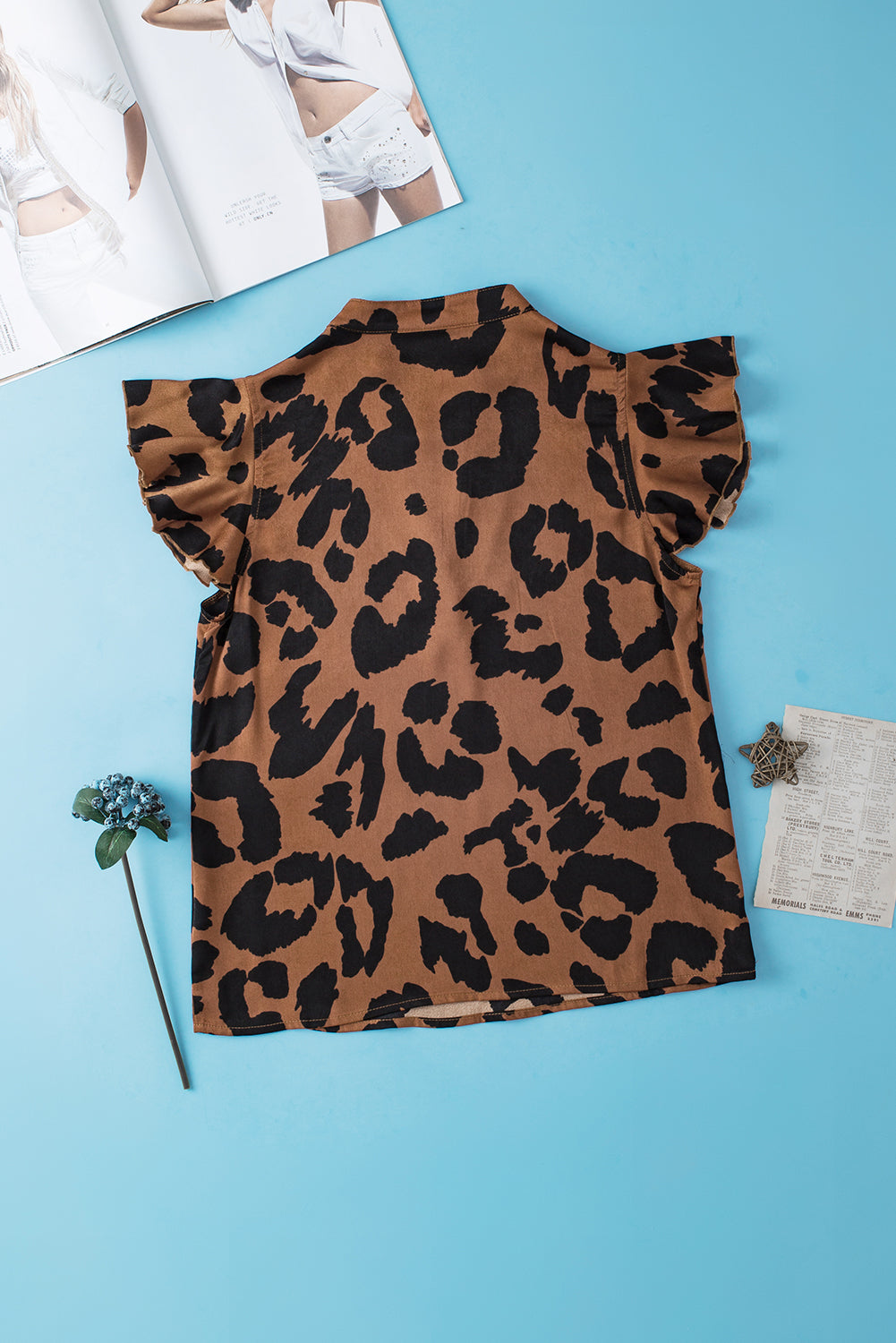 Blusa con cuello dividido y mangas acampanadas con volantes de leopardo marrón