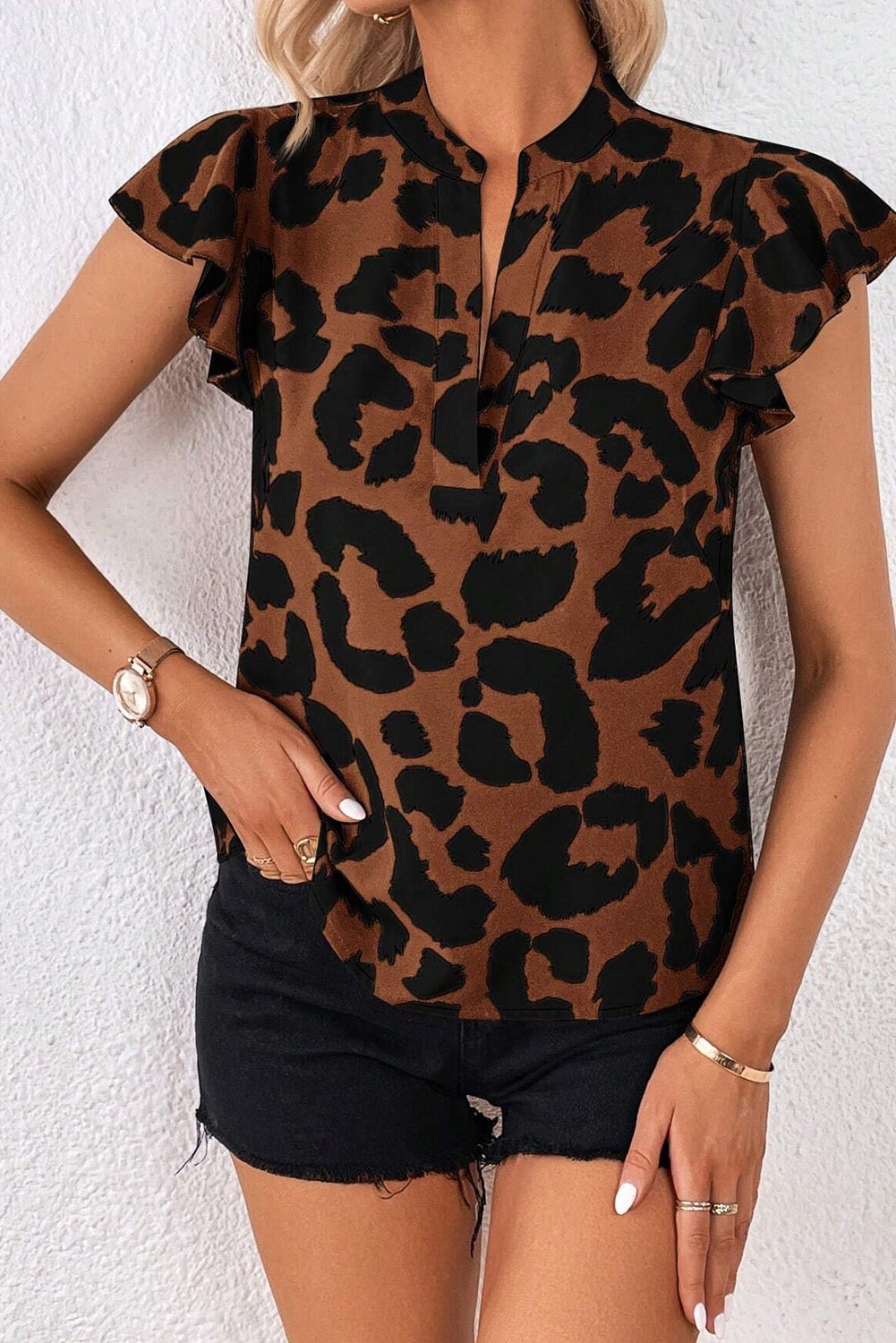 Blusa con cuello dividido y mangas acampanadas con volantes de leopardo marrón