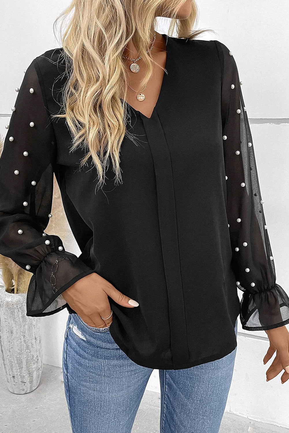 Blusa con cuello en V y mangas con volantes de malla de perlas negras