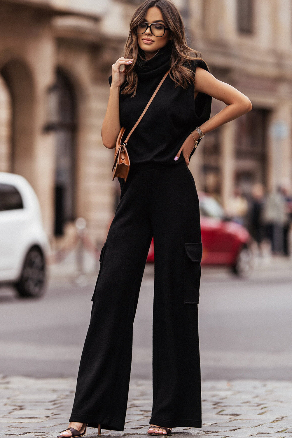 Conjunto de chaleco sin mangas con cuello alto negro y pantalón cargo