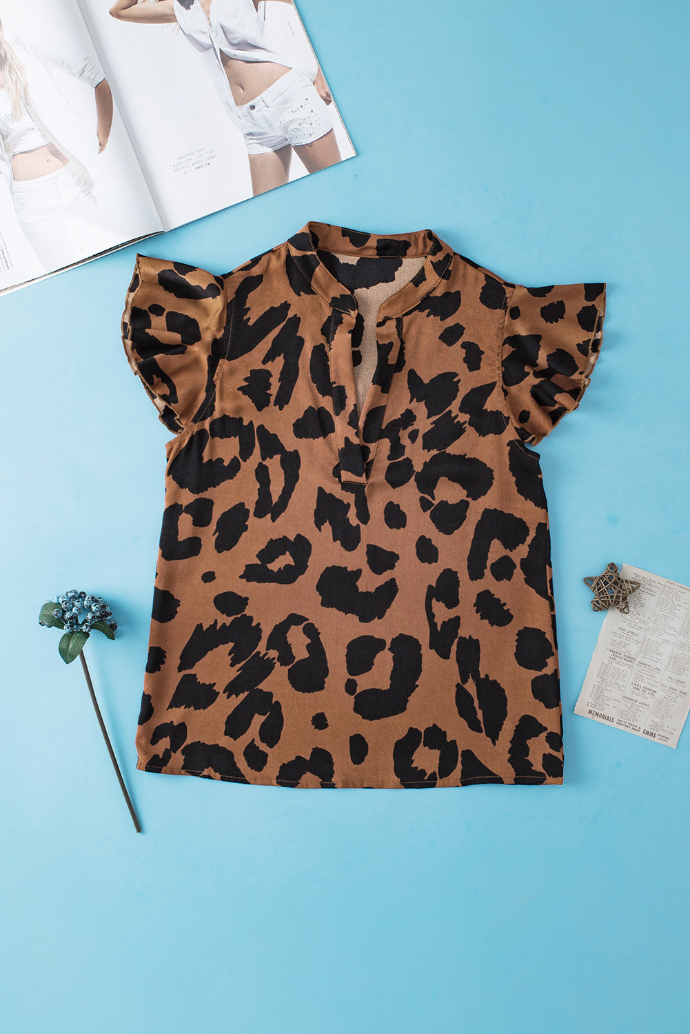 Blusa con cuello dividido y mangas acampanadas con volantes de leopardo marrón