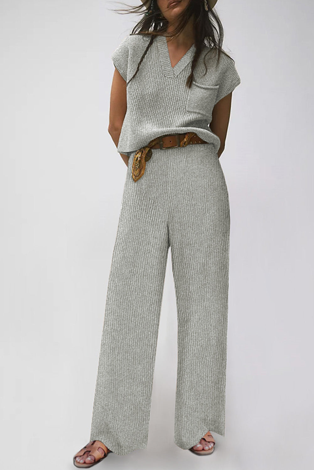 Conjunto de suéter de punto gris con cuello en V y pantalón casual