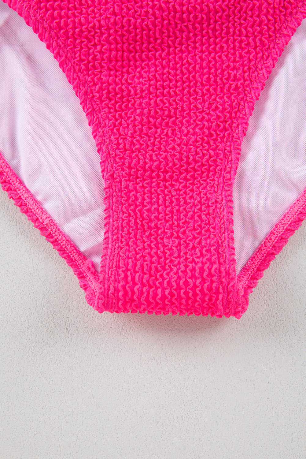 Monokini de un hombro con corte texturizado liso rosa brillante