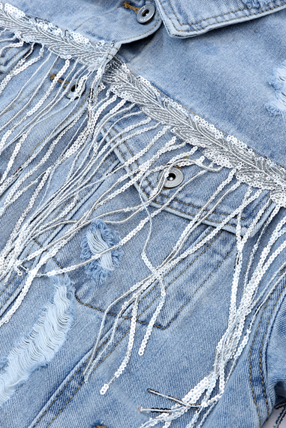 Chaqueta vaquera desgastada con flecos y adornos de lentejuelas azul cielo