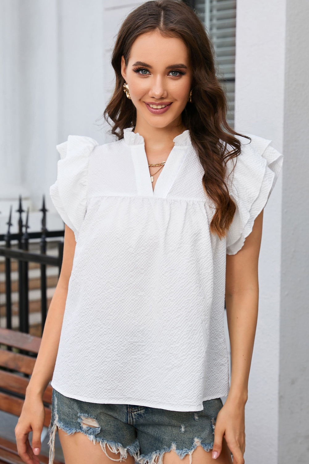 Top con cuello de muesca y manga acampanada con detalle de volantes blanco