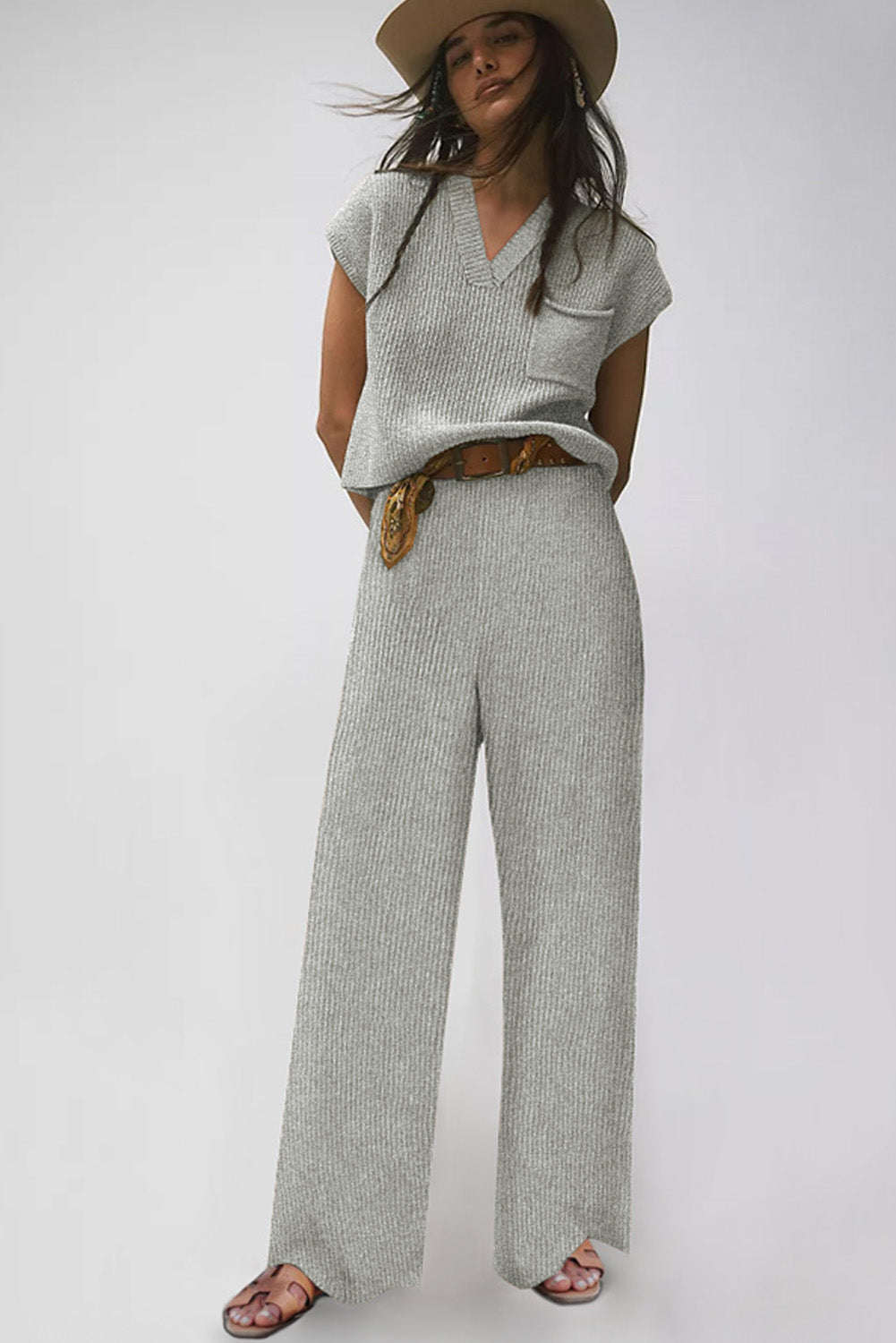 Conjunto de suéter de punto gris con cuello en V y pantalón casual