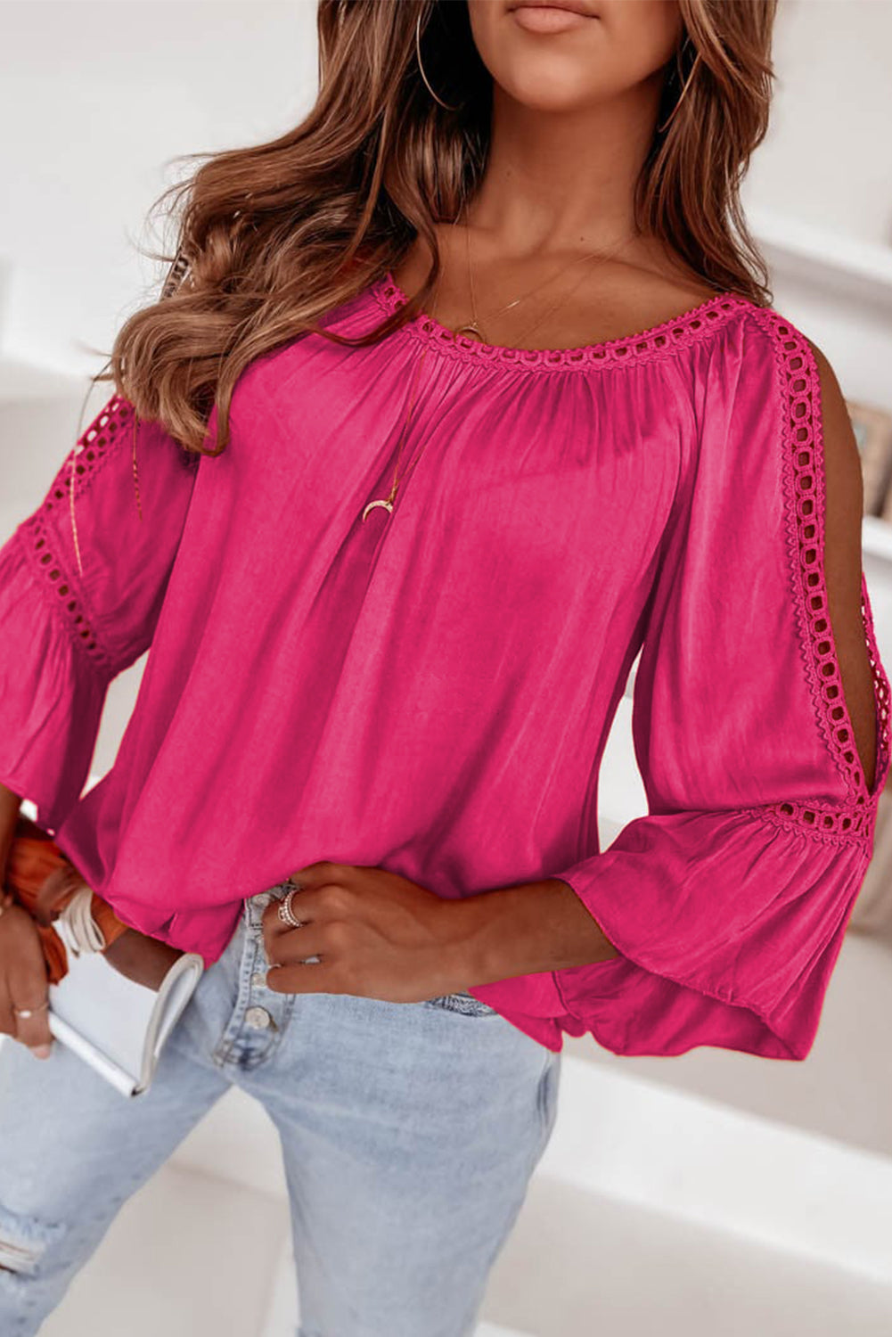 Blusa con volantes y mangas de pulsera con abertura de croché de encaje rosa