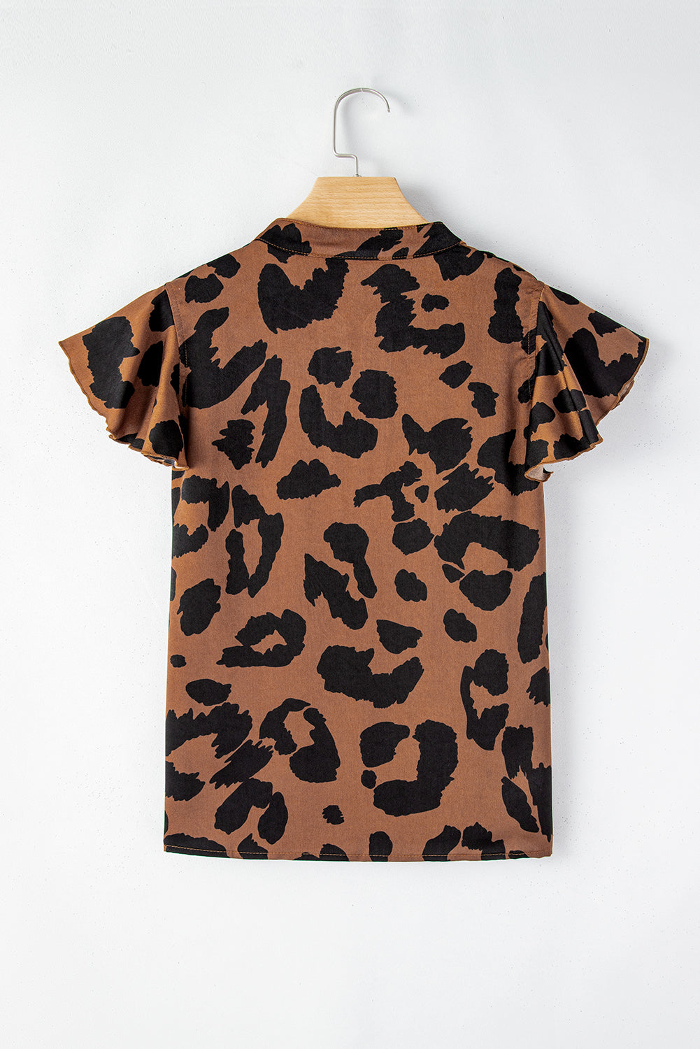 Blusa con cuello dividido y mangas acampanadas con volantes de leopardo marrón