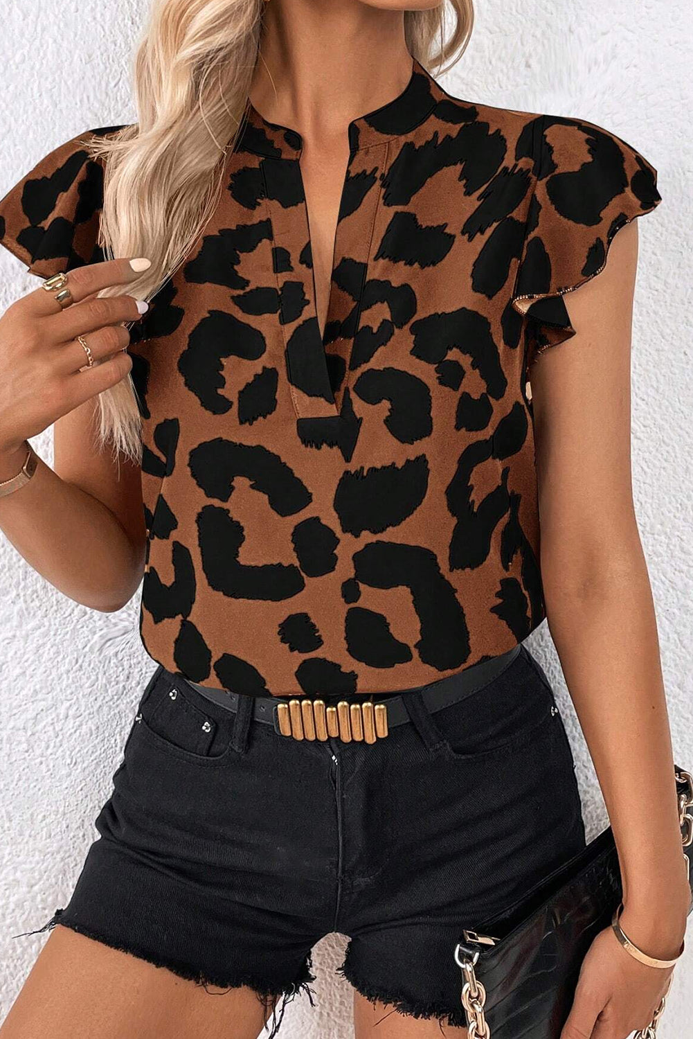 Blusa con cuello dividido y mangas acampanadas con volantes de leopardo marrón