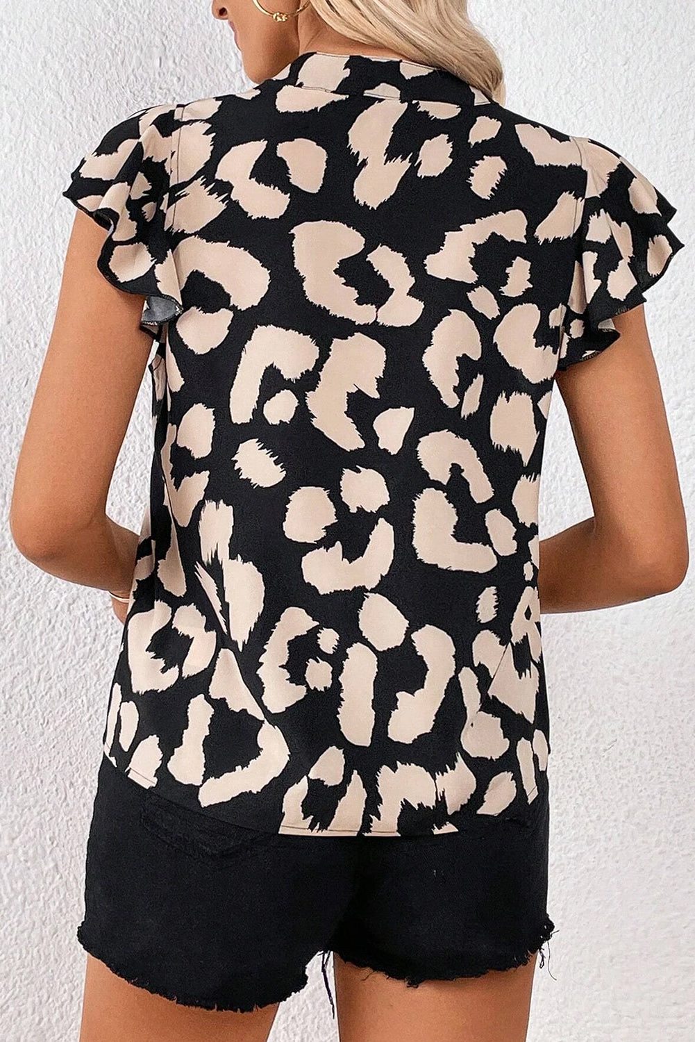 Blusa con cuello dividido y manga acampanada con volantes de leopardo negra