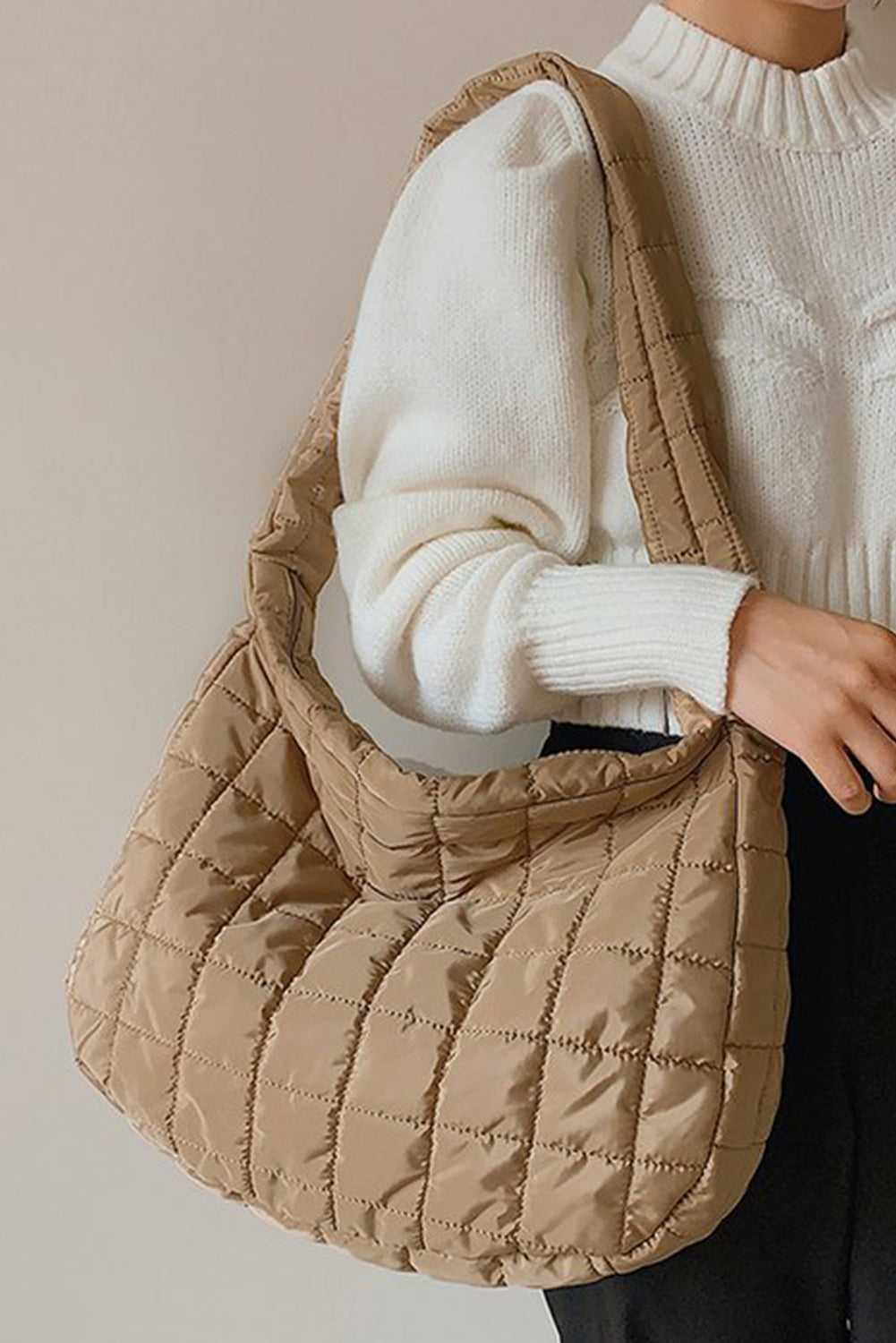 Bolso de hombro grande con cremallera acolchada en beige francés claro