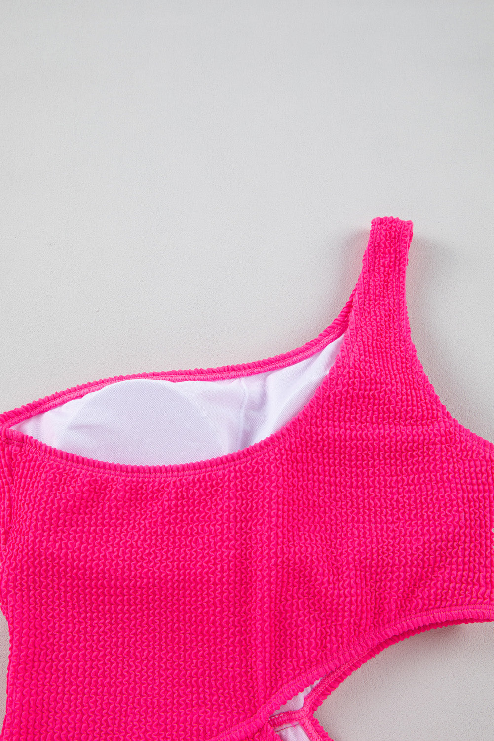 Monokini de un hombro con corte texturizado liso rosa brillante