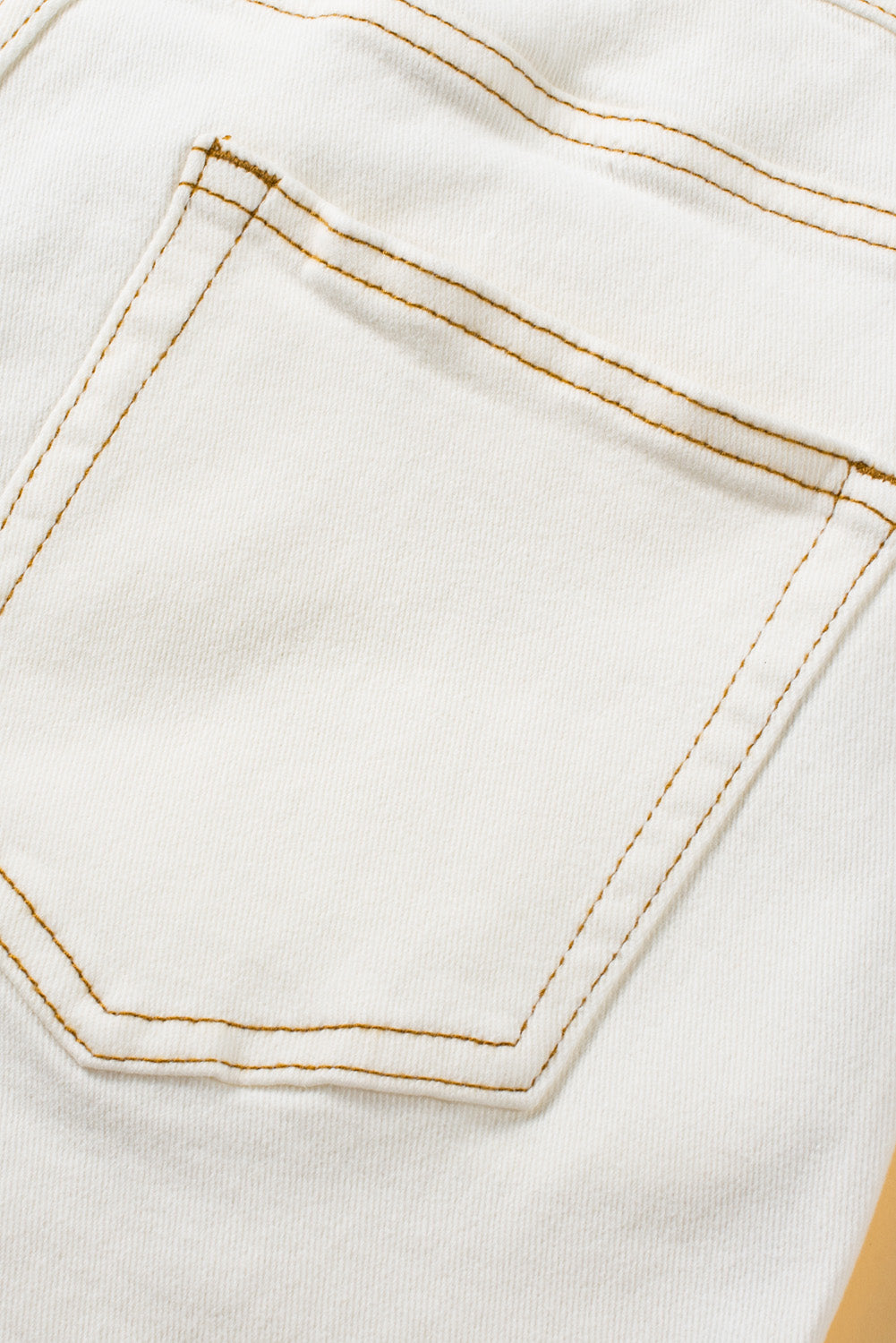 Pantalones cortos de mezclilla con estilo con diseño de cintura asimétrica blanca