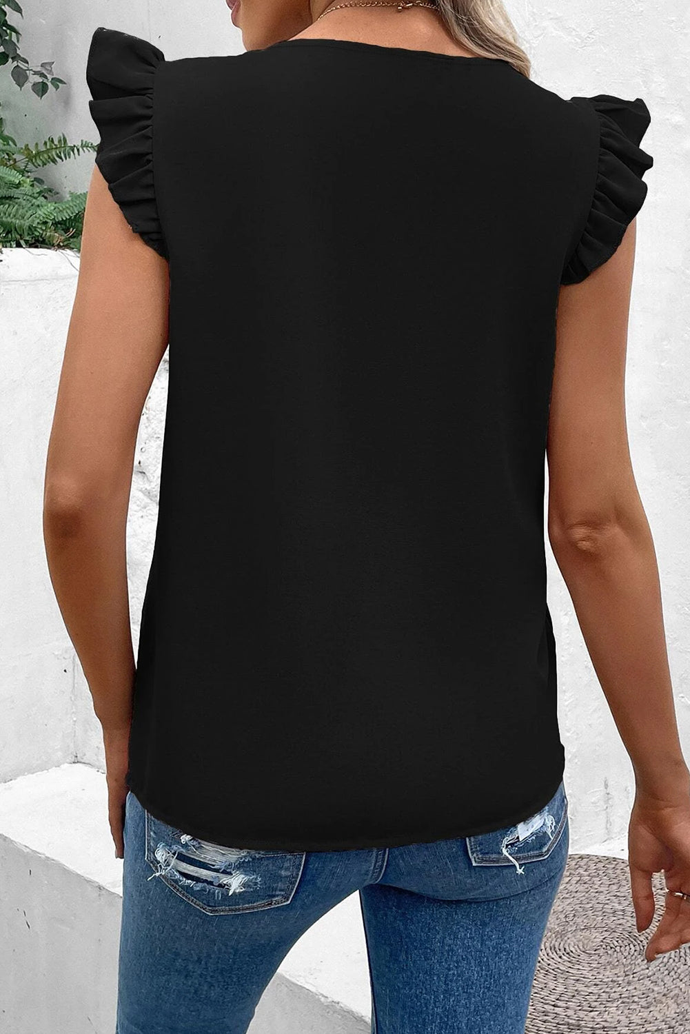 Blusa negra con manga acampanada y cuello en V con lentejuelas en contraste