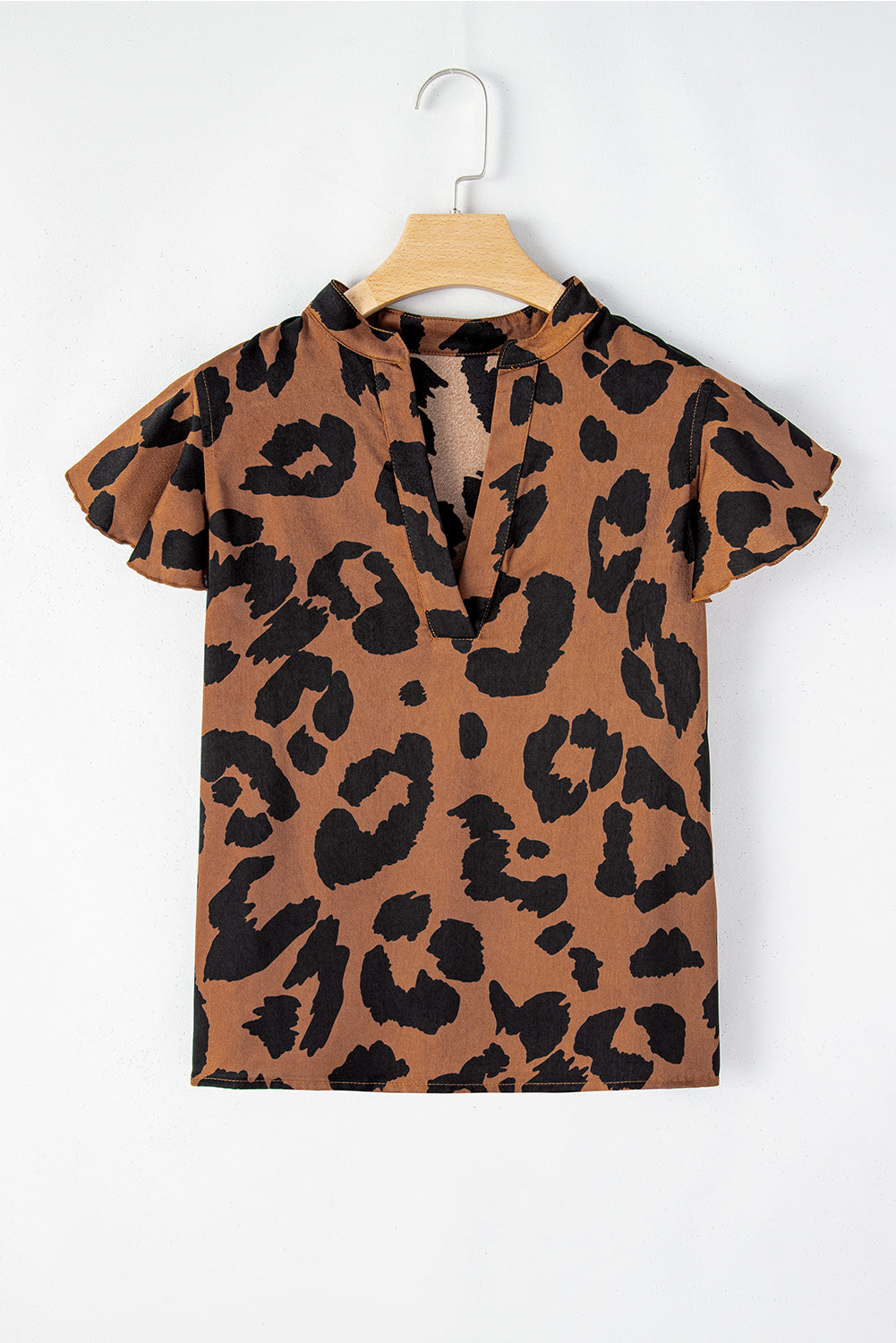 Blusa con cuello dividido y mangas acampanadas con volantes de leopardo marrón