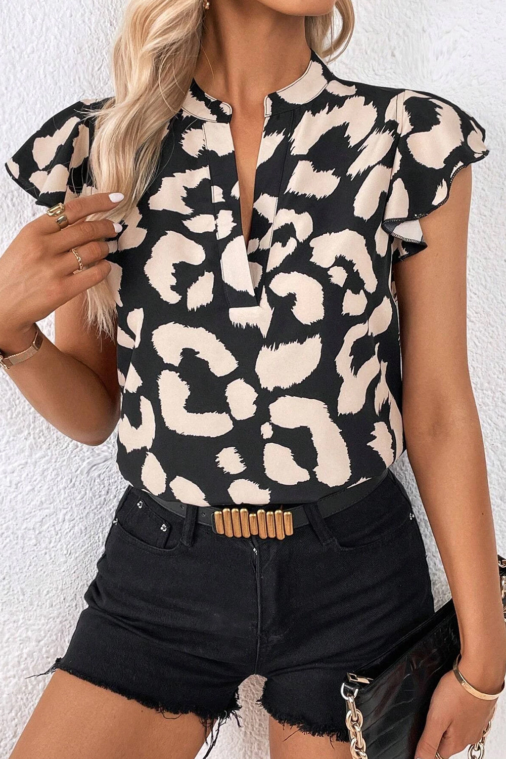 Blusa con cuello dividido y manga acampanada con volantes de leopardo negra