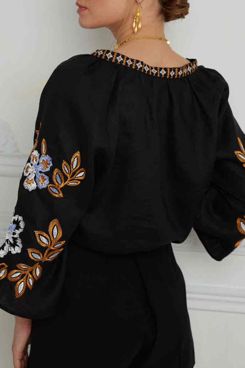 Blusa con cuello en V bordada floral bohemia negra